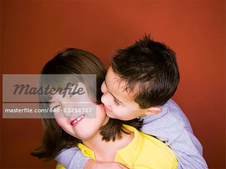 Petit frère sœur kissing