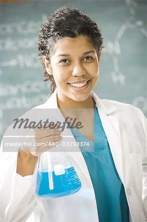Professeur de sciences femme debout devant un tableau noir