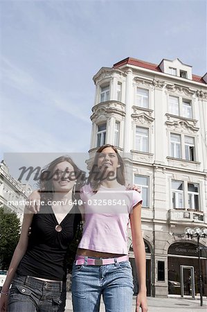 Zwei Frauen stehen auf der Straße