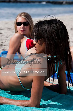 Femme allongée sur la plage au soleil