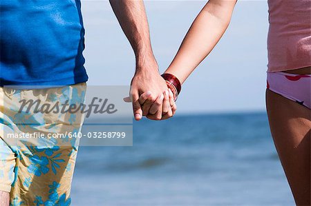 Couple main dans la main à la plage