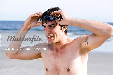 Homme debout en face de l'océan