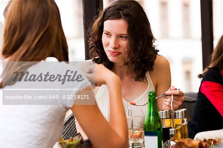 Femmes dans un restaurant