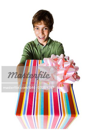 Junge mit Geschenk
