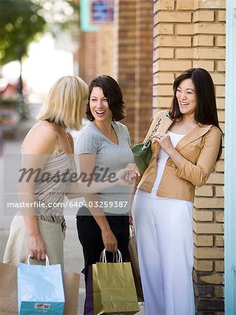 Trois amis fille regardant un anneau