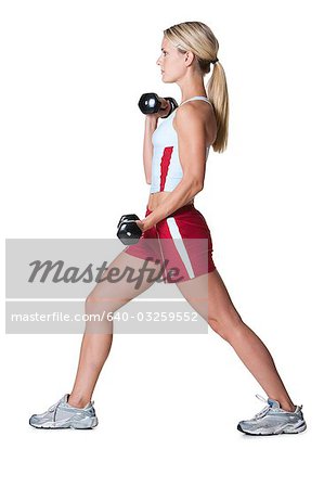 Femme exercices avec des poids