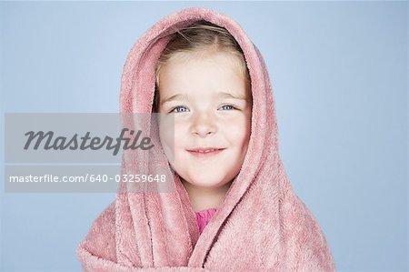 Fille enveloppée dans une serviette