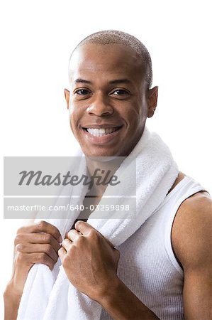 Homme avec une serviette blanche autour du cou