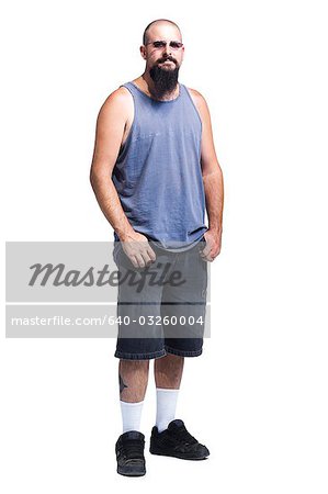 Homme avec tatouage lunettes de soleil