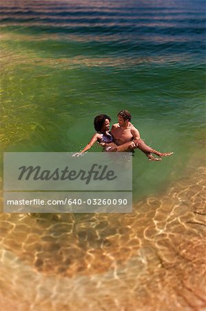 Couple ensemble dans l'eau
