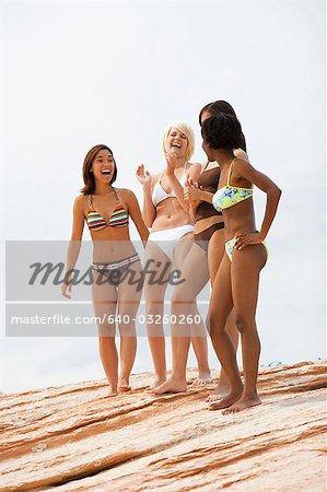 Frauen in Badeanzügen