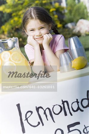 Mädchen verkaufen Limonade