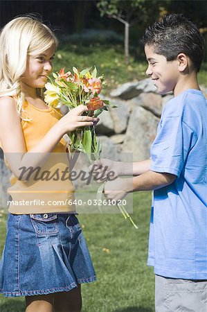 Garçon, donnant des fleurs fille