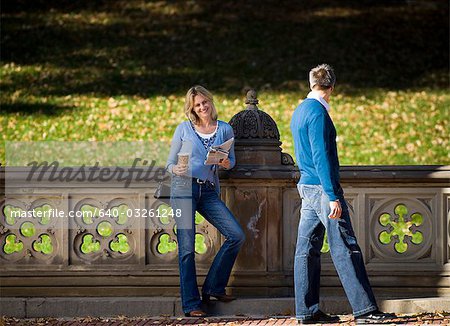 Couple dans le parc