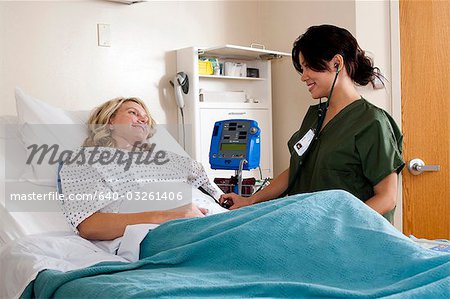 Femme dans son lit d'hôpital