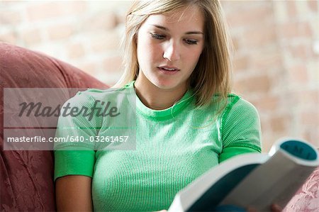 Femme lecture on sofa