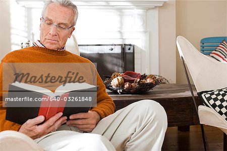 Homme d'âge mûr assis dans la lecture de la Chaire