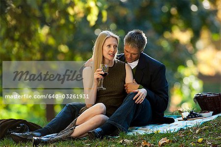 Couple, boire du vin à l'extérieur