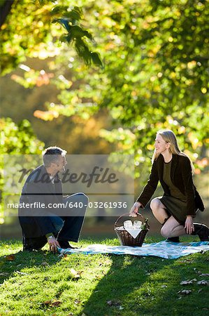 Couple avec plein air de pique-nique