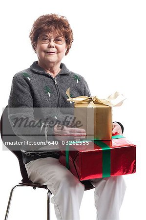Reife Frau empfängt Weihnachtsgeschenke