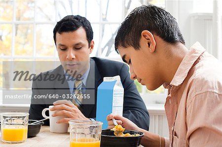 Mann und Knabe am Frühstück Tabelle verärgert