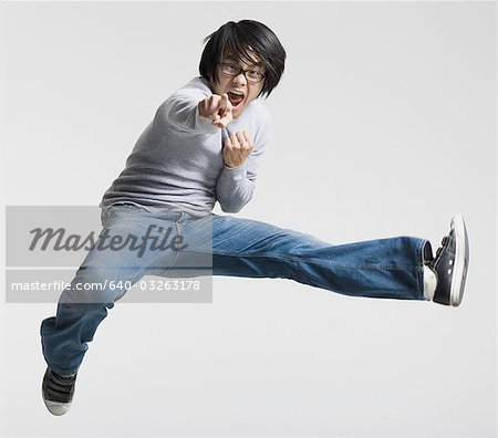 Homme avec des lunettes du saut et de pointage