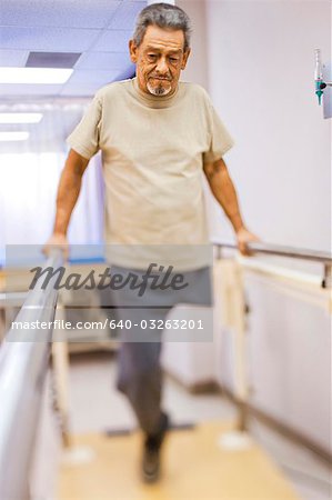 Homme plus âgé avec une jambe marchant