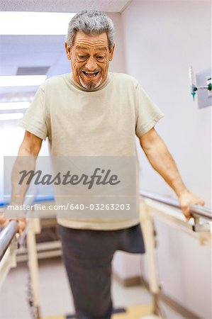 Älterer Mann mit einem Bein trainieren und Lächeln