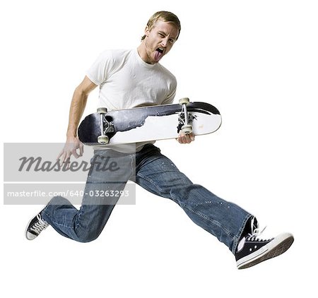 Homme avec une planche à roulettes