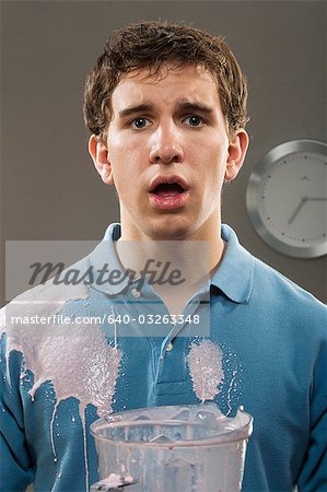 Homme avec une explosion de blender