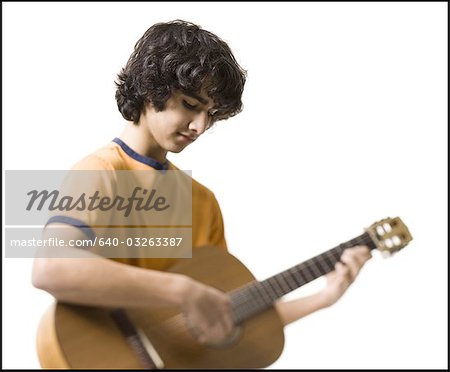 Junge, die Gitarre zu spielen