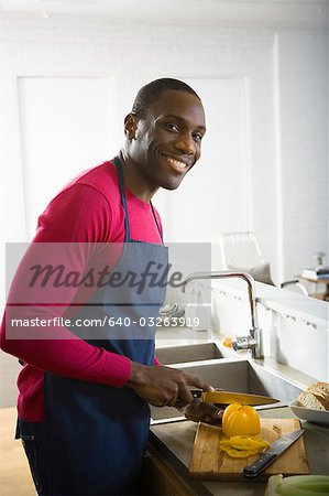 Ein Mann, der Zubereitung von Speisen
