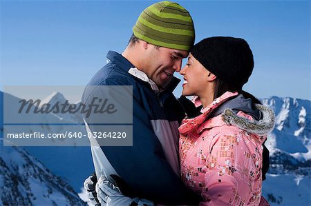 Un couple en dehors dans la neige