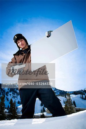 Mâle dans la neige avec un signe blanc