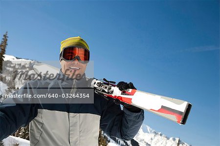 Männliche snowboarder