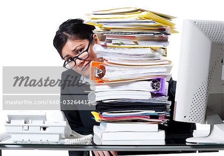 Femme avec pile de liants et de la paperasse