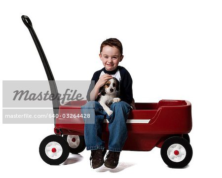 Junge mit Hund und Spielzeug Wagen