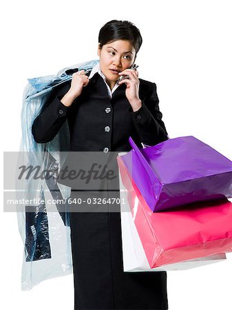 Frau mit Einkaufstüten und Handy