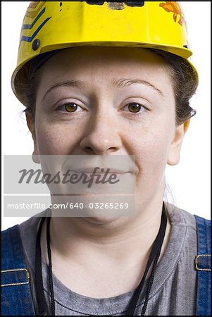 Travailleur de la construction femelle avec casque de sécurité