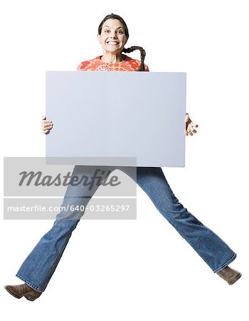 Femme tenant une pancarte blanche