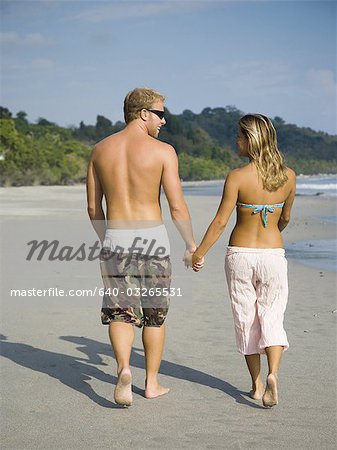 Couple romantique se promener sur la plage