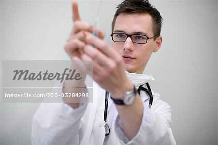 Doctor Holding seringue