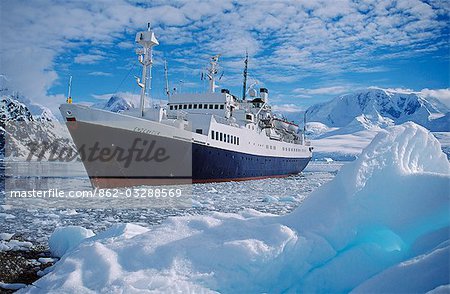 Expédition touristique navire « Endeavor » ancrée parmi glace