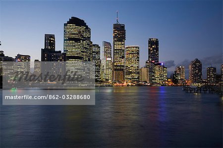 Les lumières du quartier des affaires de Brisbane sont reflètent dans les eaux de la rivière Brisbane.