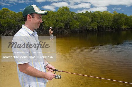 Pêcheurs tenter leur chance dans les cours d'eau de la mangrove du ruisseau de la Coongul sur la côte ouest de l'île Fraser.
