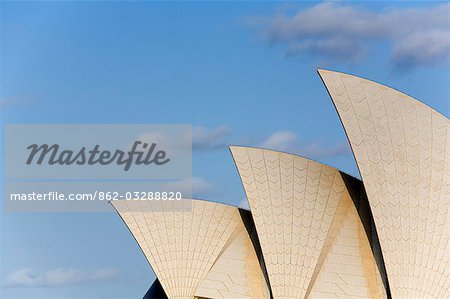 Les arcs emblématiques de l'opéra de Sydney. Inspiré par les feuilles de palmier et couverte par plus de 1 million de suédois faits de carreaux l'opéra est l'un des points de repère plus reconnues au monde.