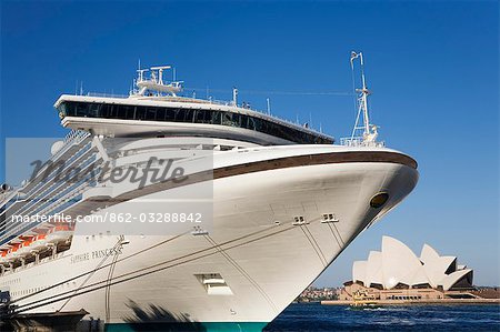 Le navire de croisière Princess Saphire s'ancre en face de l'opéra à Circular Quay