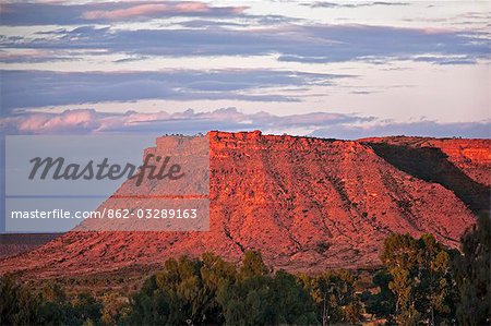 Australia,Northern Territory. The last rays of the setting sun colour George Gill’s Range with brilliant hues.