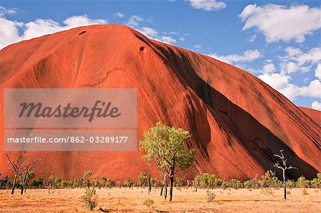 Australia,Northern Territory. Uluru or Ayres Rock,a huge sandstone rock formation,is one of Australia’s most recognized natural icons.
