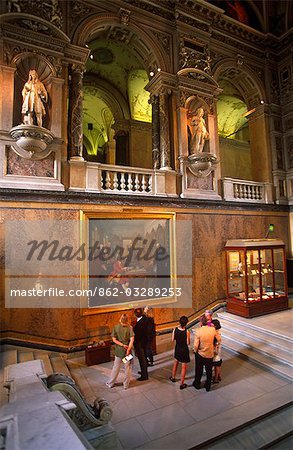 Vienne, Autriche. Le Muséum (histoire naturelle). Le Musée d'histoire naturelle de Vienne est l'équivalent du Kunsthistorisches Museum, juste en face. Il a été conçu par G. Semper et K. Hasenauer et achevée en 1881.